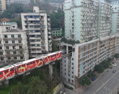 HWBGMC Chongqin, Chongqin, China. 18th Mar, 2017. Chongqing, CHINA-March 18 2017: (EDITORIAL USE ONLY. CHINA OUT) .The light rail train of Line 2 runs across a residential building in southwest China's Chongqing, March 18th, 2017. The light rail station and the residential building were built at the same time and the light rail train doesn't exert negative influence on daily life of people who living in the residential building. Credit: SIPA Asia/ZUMA Wire/Alamy Live News